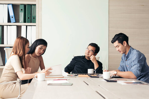 Концепция командной работы. Коллаборационная команда, встречающаяся с бизнесом, работает вместе в конференц-зале. Презентация Доверия деловым партнерам по многообразию в бизнесе и команде
