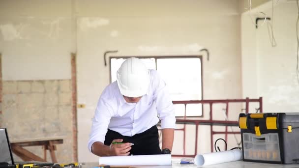 Ingeniero Construcción Equipo Traje Seguridad Confianza Equipo Sosteniendo Blanco Amarillo — Vídeos de Stock