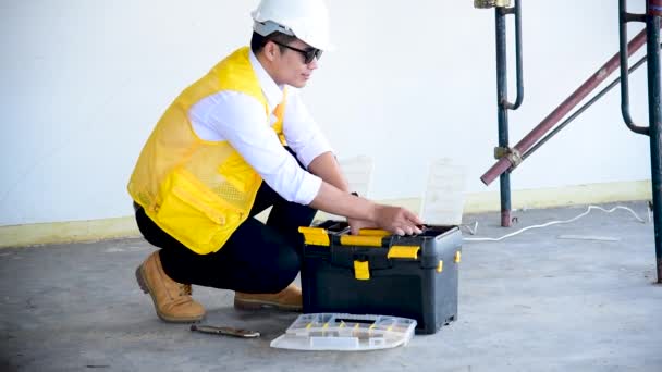 Ingeniero Construcción Equipo Traje Seguridad Confianza Equipo Sosteniendo Blanco Amarillo — Vídeos de Stock