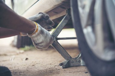 Tamirci araba tamircisi otomobil garajı otomobil araç tamircisi makine tamircisi. Otomobil mekaniği, araba tamiri için ellerinizi kapatın. Tamirci Teknisyen Atölyesi