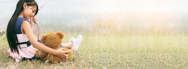 Баннер Счастливый Ребенок Обнимает Плюшевого Медвежонка Зеленом Парке Лучший Друг — стоковое фото