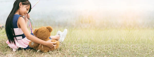 Banner Happy Child Obejmout Medvídka Zeleném Parku Hřiště Medvídek Nejlepší — Stock fotografie