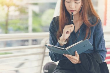Ajandalı kadın programı ve 2020 Takvim Etkinliği randevusu. Akıllı İş kadını zaman çizelgesini ayarlamak için not ve program. Gündem üzerine yazan kadın elleri. Zaman çizelgesi kavramı.