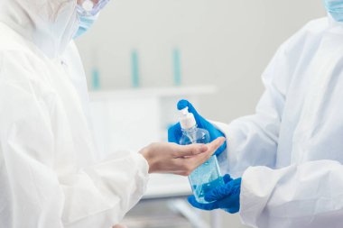 Bilim adamı covid-19 virüs kimya araştırması biyoteknoloji antikor örneği laboratuvarı virüse karşı aşı üretiyor. Bilim adamı mikroskoba bakıyor, bilim test tüpü kimya laboratuvarını analiz ediyor.