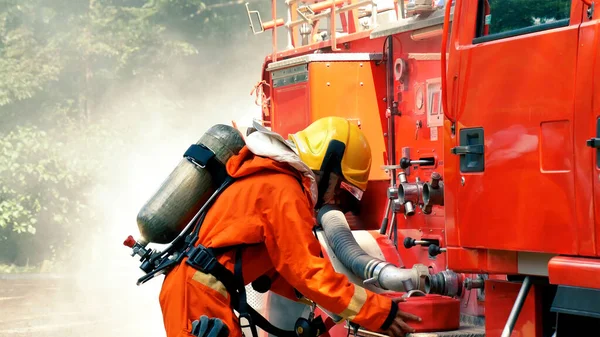 Die Feuerwehr Bekämpfte Die Flammen Mit Einem Löschschlauch Der Mit — Stockfoto
