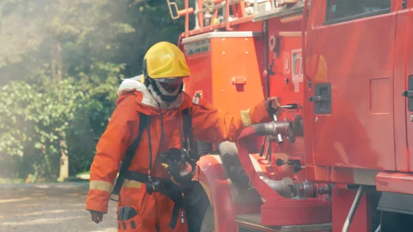 Brandman Slåss Med Lågan Med Brandslang Kemisk Vatten Skum Spraymotor — Stockfoto