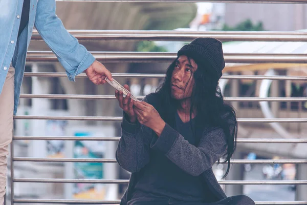 Жінка Допомагає Бездомним Бідним Жебракам Які Тримаються Руки Просить Грошей — стокове фото
