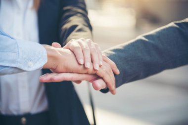 Başarı ortaklığına sahip bir grup insan, iktidarı ve birleşik takımları göstermek için el sıkışır. İş ekibinin ortaklara güveni. Takım Çalışması Konsepti.