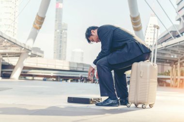 Virüs Covid 19, Corona virüsü yüzünden işten çıkarıldı. Ekonomik durgunluk, stres ve işini kaybeden işsiz insanlar. Umutsuzluk ofisi. İnsanlar depresyonda.