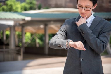 Zeki, kendine güvenen bir iş adamı parlak geleceğe bakar, düşünür ve saate bakar..