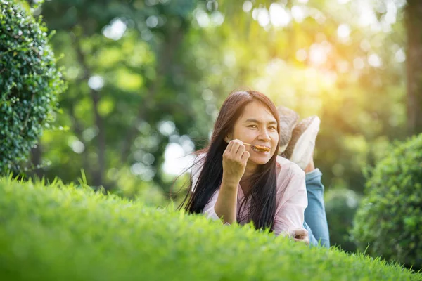 공원의 미소짓고 아름다운 아시아 여인은 자연을 즐긴다 야외에 공원에서 공기를 — 스톡 사진