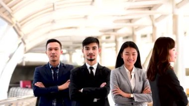 Asyalı iş adamlarından oluşan bir grup şehirde birlikte yürüyorlar. Çeşitlilik insanlar iş ortaklığı toplantılarında beyin fırtınası yaparak iş adamlarına güvenirler. İşbirliği Ekibi Toplantısı konsepti