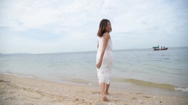 快乐的亚洲女人赤脚走在热带夏季海滩上 女人在海滩上沿着海浪和沙滩散步 享受赤脚自由地走在户外 放宽旅行概念 — 图库视频影像