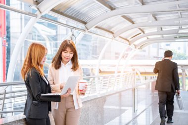 İnsanlarla Buluşma Grubu çok ırklı takım çalışması işbirliği iletişim konsepti. İş adamları, çok ırklı çeşitlilik ortaklarıyla bir araya geliyor. İş konferansı beyin fırtınası