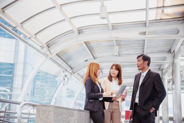 İnsanlarla Buluşma Grubu çok ırklı takım çalışması işbirliği iletişim konsepti. İş adamları, çok ırklı çeşitlilik ortaklarıyla bir araya geliyor. İş konferansı beyin fırtınası