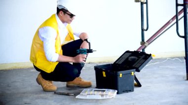 Güvenlik Ekibi 'nin inşaat mühendisi. İnşaat sahasında güvenlik ekipmanı var. İnşaat Mühendisi Hardhat Koruma Başkanı. Mühendislik Konsepti