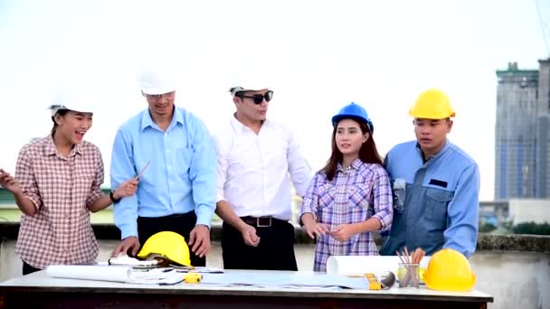 Trabalho Equipe Engenheiro Construção Segurança Terno Confiança Equipe Segurando Branco — Vídeo de Stock