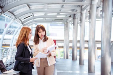 İnsanlarla Buluşma Grubu çok ırklı takım çalışması işbirliği iletişim konsepti. İş adamları, çok ırklı çeşitlilik ortaklarıyla bir araya geliyor. İş konferansı beyin fırtınası