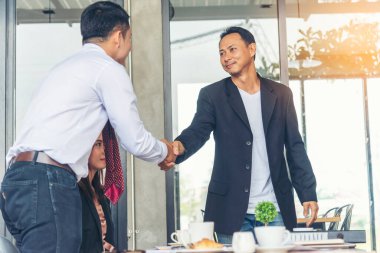 Takım İş Ortakları, Tebrik için el sıkışıyor toplantı odasında küçük bir iş kuruyorlar. Modern ofis el sıkışmasında el sıkışan takım arkadaşları. İş birleşmeleri ve satın almalar
