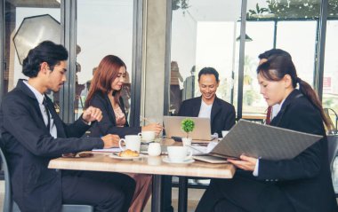 Bir grup insan çeşitliliği çoklu etnik gruplar arası takım çalışması iletişim konseptini karşılıyor. İş adamları, çok etikli iş ortakları beyin fırtınası yapan iş adamlarıyla bir araya geldi.