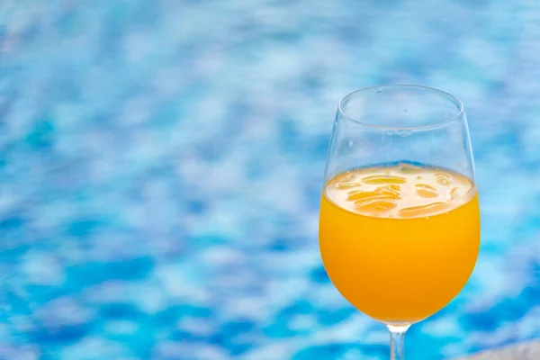 Glass Fresh Orange Juice Swimming Pool Tropical Soft Drink — Stock Photo, Image