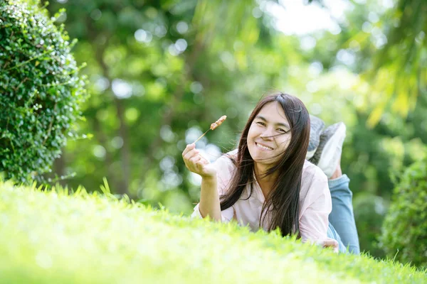 공원의 미소짓고 아름다운 아시아 여인은 자연을 즐긴다 야외에 공원에서 공기를 — 스톡 사진