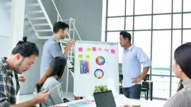 Çeşitli ofis yaratıcı ajans toplantıları tasarım fikirleri genç girişimci grup iş adamları. Gelişigüzel tasarlanan takım planı, iletişim işçileri ile konferans salonunda çalışanları tartışır.