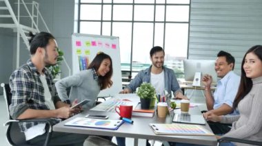 Yaratıcı tasarım ofis merkezi takım çalışması. Mutlu iş ortakları strateji organizasyonu planlıyorlar. Çeşitli ofislerde araştırmacıları bir araya getiriyorlar. Laptop, akıllı telefon şirketi konferans odasını kullanıyorlar.