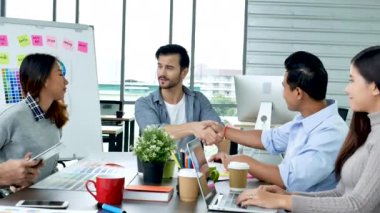 Takım Çalışması Ekibi Toplantı Konferans Odasında Birlikte Çalışan İş Adamlarıyla İletişim Konsepti. Çeşitlilik Ortağı İş Buluşma Vakfının İş Adamı ve Takımına En İyi Bakış.