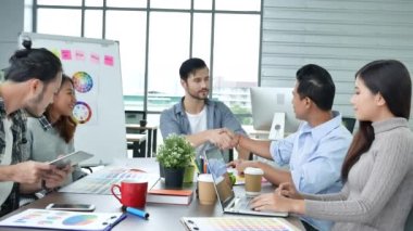 Yaratıcı tasarım ofis merkezi takım çalışması. Mutlu iş ortakları strateji organizasyonu planlıyorlar. Çeşitli ofislerde araştırmacıları bir araya getiriyorlar. Laptop, akıllı telefon şirketi konferans odasını kullanıyorlar.