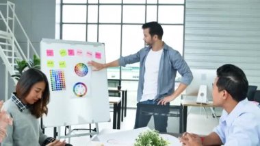 Çeşitli ofis yaratıcı ajans toplantıları tasarım fikirleri genç girişimci grup iş adamları. Gelişigüzel tasarlanan takım planı, iletişim işçileri ile konferans salonunda çalışanları tartışır.