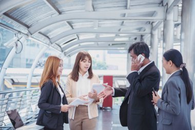 Takım İş Ortakları yeni projeyi başlatmak için el sıkışıyor. Ofis dışı modern şehir geçmişi dışında el sıkışan takım çalışması ortaklığı. İş adamı el sıkışması. İş konsepti