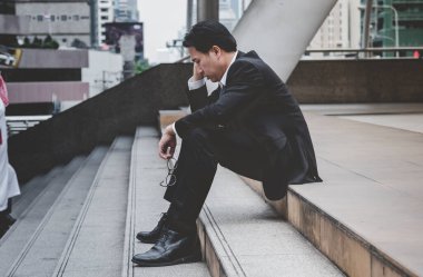 Ekonomik durgunluk, stres yaşayan ve işini kaybeden işsiz insanlar. Umutsuz ofis insanları stresli bir durumda hissederler. Orta yaşlı insanlar düşük ekonomik krizden umutsuzlar. Stresli İşsizlik Konsepti