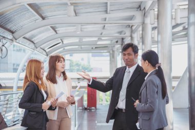 İnsanlarla Buluşma Grubu çok ırklı takım çalışması işbirliği iletişim konsepti. İş adamları, çok ırklı çeşitlilik ortaklarıyla bir araya geliyor. İş konferansı beyin fırtınası