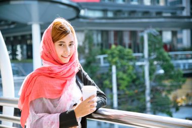 Akıllı telefon uygulaması kullanan İslami kadın, ajanda gündemini akıllı telefon Müslüman modern uae şehrine odaklıyor. Arap kadın tesettür ve Müslüman resmi elbisesi giyer çevrimiçi yaşam tarzı mesajları gönderir