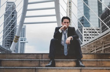 Ekonomik durgunluk, stres yaşayan ve işini kaybeden işsiz insanlar. Umutsuz ofis insanları stresli bir durumda hissederler. Orta yaşlı insanlar düşük ekonomik krizden umutsuzlar. Stresli İşsizlik Konsepti