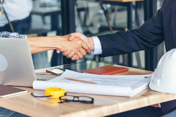 Diversità Due Partner Commerciali Stringono Mano Insieme Fusioni Acquisizioni Contratti — Foto Stock