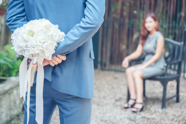 Hombre Guapo Caucásico Dando Flores Novia Asiática Pidiendo Matrimonio Green — Foto de Stock