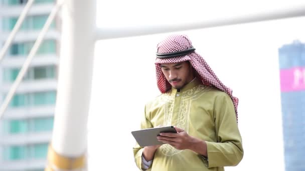 Homme Islamique Aide Smartphones App Organiser Agenda Mettre Accent Sur — Video