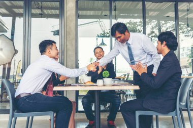 Takım İş Ortakları, Tebrik için el sıkışıyor toplantı odasında küçük bir iş kuruyorlar. Modern ofis el sıkışmasında el sıkışan takım arkadaşları. İş birleşmeleri ve satın almalar