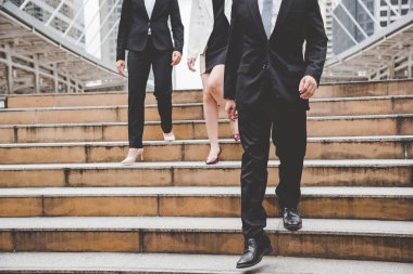 Kalabalık iş adamları modern şehir yaşamında işe, çalışma ofisine gidiyorlar. Kalabalık bir işçi grubu iş kadını ile meşgul bir hayat sürüyor. Şehir hayatı yaşayan bir adam. İş İnsanları Konsepti.