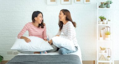 Sonsuza kadar en iyi iki arkadaş sohbet eder, sarılır ve birlikte güler sıcak ev ilişkilerinde birbirlerine aşık olurlar. Lezbiyen çift yatakta mutlu bir yaşam sürüyor. LGBTQ ilişki yaşam tarzı kavramı.