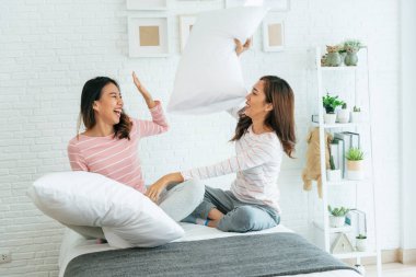 Sonsuza kadar en iyi iki arkadaş sohbet eder, sarılır ve birlikte güler sıcak ev ilişkilerinde birbirlerine aşık olurlar. Lezbiyen çift yatakta mutlu bir yaşam sürüyor. LGBTQ ilişki yaşam tarzı kavramı.