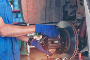 Otomobil garaj otomobil ve araç tamirhanesi makine mühendisliğinde. Otomobil tamircisi el arabasıyla otomotiv teknisyeni atölyesini onarıyor. Servis araba motoru makinesi