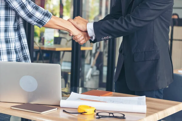 Diversità Due Partner Commerciali Stringono Mano Insieme Fusioni Acquisizioni Contratti — Foto Stock