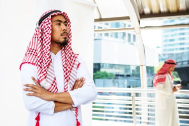 Akıllı telefon uygulaması kullanan İslami kadın, ajanda gündemini akıllı telefon Müslüman modern uae şehrine odaklıyor. Arap kadın tesettür ve Müslüman resmi elbisesi giyer çevrimiçi yaşam tarzı mesajları gönderir