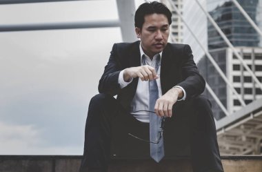 Ekonomik durgunluk, stres yaşayan ve işini kaybeden işsiz insanlar. Umutsuz ofis insanları stresli bir durumda hissederler. Orta yaşlı insanlar düşük ekonomik krizden umutsuzlar. Stresli İşsizlik Konsepti