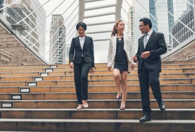 Kalabalık iş adamları modern şehir yaşamında işe, çalışma ofisine gidiyorlar. Kalabalık bir işçi grubu iş kadını ile meşgul bir hayat sürüyor. Şehir hayatı yaşayan bir adam. İş İnsanları Konsepti.