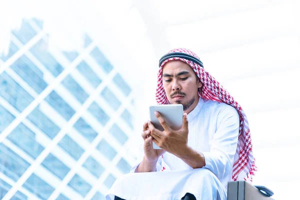 Islamisk Man Med Smartphones App Organisera Schema Agenda Fokus Händer — Stockfoto