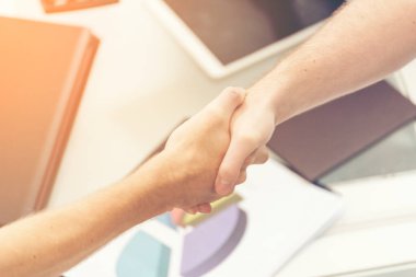 Küçük işletme ortağı için yeni bir proje başlatmadan önce iş adamı el sıkışıyor. İş Konsepti.